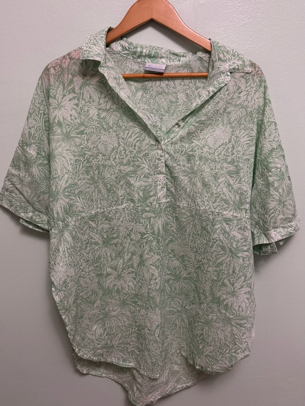 Columbia Light Green & White Tropical Print Button-Down Shirt - Women's